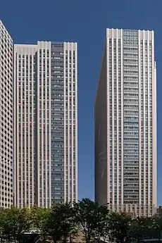 金融庁が入居する霞が関コモンゲート西館(中央合同庁舎第7号館、写真左)