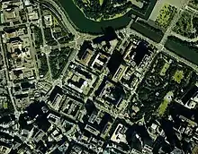 霞が関。かつての江戸城の南側にあたり、大名屋敷(江戸藩邸)があった場所である。日本の中央省庁が集中する。