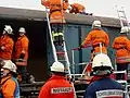 訓練を行うドイツの消防士(ヘルメットの形に注目)