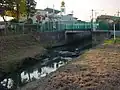 東宮下小学校脇。ここでコンクリートから自然の川となる