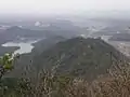 三草山から俯瞰する加東市（左の池は昭和池）