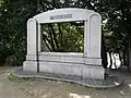 加藤友三郎銅像建設由来碑。碑文の部分が抜かれている。