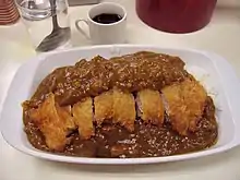 豚カツの半分にカレーをかける盛り方