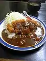 豚カツを載せてからカレーをかけてキャベツの千切りを添えた例