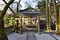 吉良神社（旧葛岡神社）高知市山ノ端町。若一王子宮境内社で、吉良親実を祀る。社殿前左に伝吉良親実首洗い鉢。