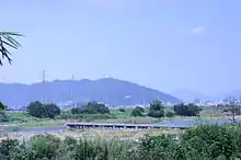 小松島市付近の潜水橋(江田橋)、遠方に眉山と阿讃山脈を望む