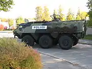 カウハヨキの職業訓練校銃乱射事件に出動した、フィンランド警察のXA-180車体上面中央部の銃架には銃を搭載していない