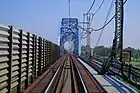 トラス桁を挟んで指扇方面を望む。