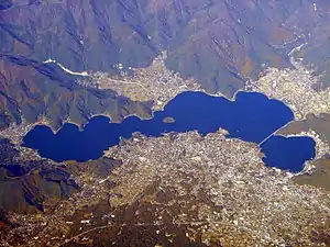 上空から望む河口湖（2006年11月）