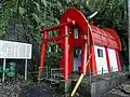 滝側に祀られている水神様の川上神社