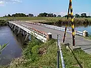 川又橋（茨城県・小貝川、2009年） - 橋への取付道路は堤防を乗り越えるため、地図上で特徴的なカーブを描くことが多い。