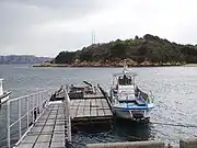 川西マリンサービスの海上タクシー背後の島は杵島