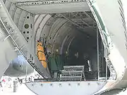 貨物扉を開いた機体後部
