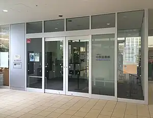 川崎市立図書館の出入口