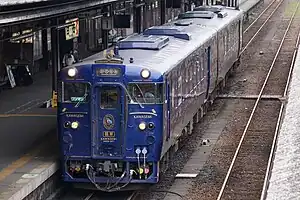 人吉駅に停車する「かわせみ やませみ」（2017年5月16日）