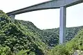 ダム取り付け部から下流側を見る。上が新名神高速道路の通る川下川橋で、下に小さく福知山線の電車が見える