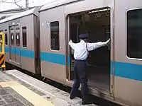 当駅停車中の電車のドア扱い光景。係員や利用者が手動で開扉する。