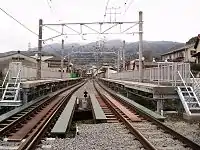 当駅構内を小田原方の踏切から見る