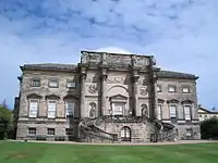 ダービーシャーにあるスカーズデール子爵カーゾン家の邸宅だったケドルストン・ホール(英語版)。1765年に完成したパッラーディオ様式の邸宅。