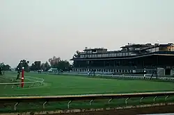 最終コーナー方向から見たメインスタンド