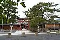 旗掲松（初代の根株と2代目の松）奥は中鳥居と社殿。