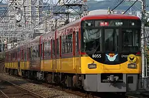 6代目京阪特急専用車両・8000系(新塗装)。現在の特急の主力車両。(2017年8月20日撮影)