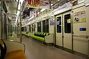 オールロングシート・新塗色化された9005編成の車内の様子