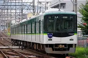 交野市駅に入線する10000系電車