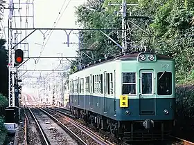 350形の普通。大津線の普通には黄色地の板も使われた。