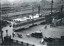 四条通を横切り四条駅に入るびわこ号(1934年から1938年までに撮影)