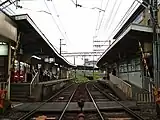 駅舎側から見た駅構内。奥にあるのは琵琶湖線(2007年4月、踏切より撮影)