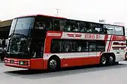 前後のバンパー周りの形がP-MU515TAと同じ例（京阪バス U-MU525TA改（左） P-MU515TA（右））
