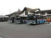鎌倉駅で待機する京浜急行バス車両(2008年の様子)