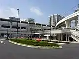 東口。右に分岐する線路は空港線（2016年8月）