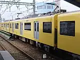 西武鉄道とのコラボレーション期間中に見られた黄色車体に銀色の扉（2014年8月14日）