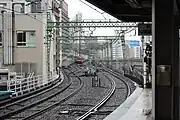 品川駅から引き上げ線を見る。両脇を地下に下る路線が、都営浅草線泉岳寺駅方面。