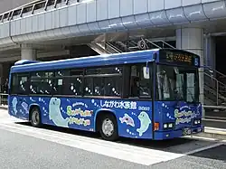 京浜急行バスの送迎車（イルカ柄）