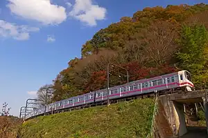 高尾線を走行する8000系電車(2021年11月 高尾駅 - 高尾山口駅間)