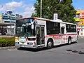 1970年代から1980年代のワンロマ車でみられた塗装を再現した一般路線車(西八王子駅南口にて撮影)