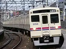 正面左右の窓の大きさが異なっている