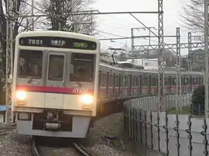側面に動物のイラストが描かれた専用車7000系7801F(2011年4月3日 高幡不動 - 多摩動物公園間)