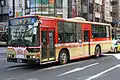 1953年頃の塗色を再現した一般路線車(中野駅南口にて撮影)