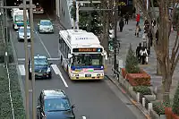 中央通り地下道経由で都庁へ向かう京王バス (D40301) ※除籍済