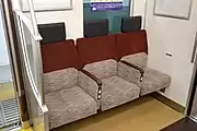 車端部にある3掛けのロングシート