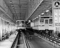 初期に塗装が変更された7704窓上に赤帯が入っている（1988年6月 若葉台検車区）