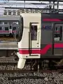 8000系先頭部側面（2012年8月18日 高幡不動駅）
