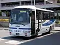 貸切バス 小型車（リエッセ）青とグレーの帯色の車両