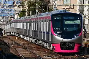 5000系による京王ライナー(2023年1月 桜上水駅)