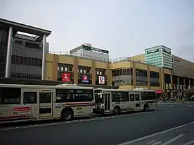 京王線側外観。左側は京王電鉄高幡不動駅
