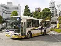深夜急行バスの車両が日中は一般路線に使用される例（京王バス）